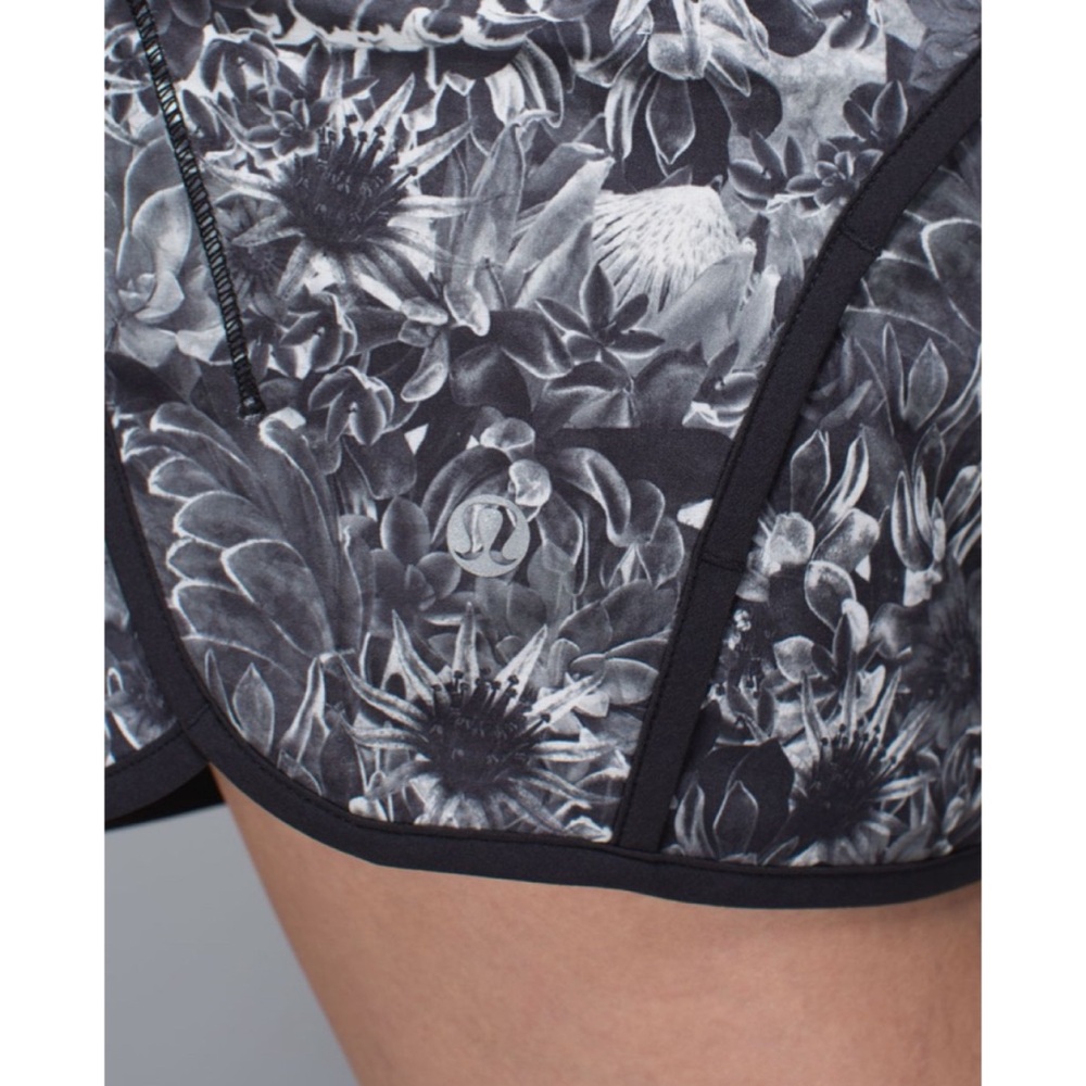 Lululemon Run Times Short Flowabunga black angel wing/black 10 - Picture 7 of 12